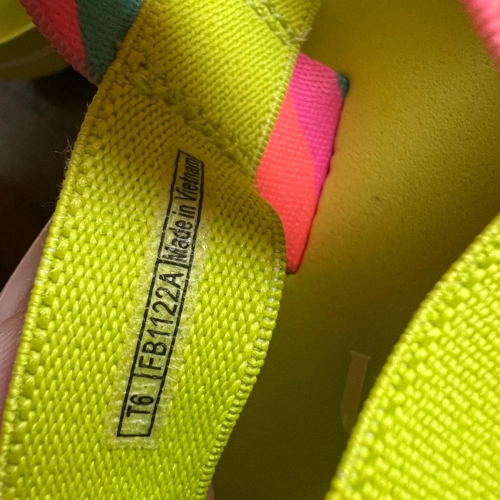 Uggs Childrens Green Zuma Slide Size 6 - Picture 5 of 5